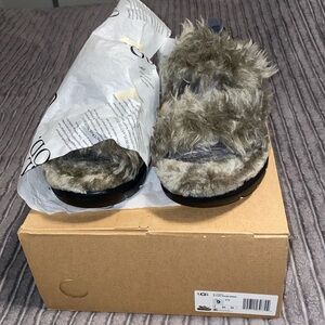 Uggs Size 9 women’s fluffy slippers/ sandals